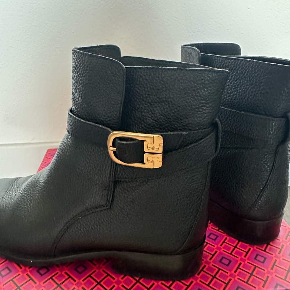 Tori Burch Brooke leather ankle boot with gold buckle - black size 8.5